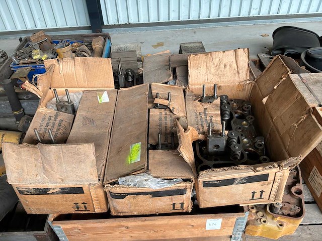 Caterpillar cilinderkop (8x) - afbeelding 2 van  3