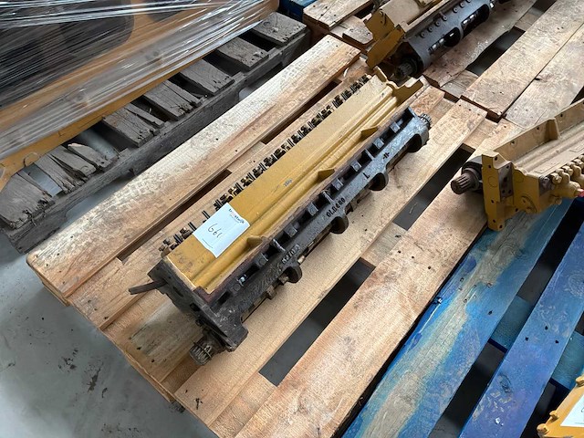 Caterpillar nokkenas deel - afbeelding 2 van  3