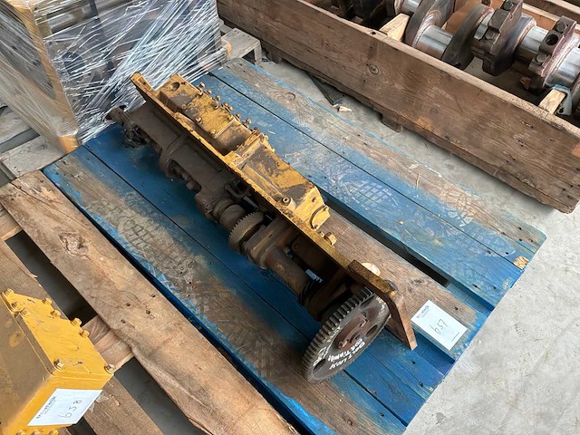 Caterpillar nokkenas - afbeelding 2 van  3