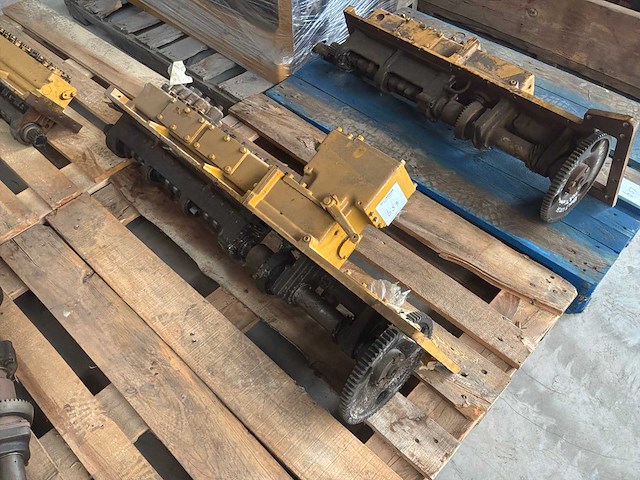 Caterpillar nokkenas - afbeelding 2 van  3
