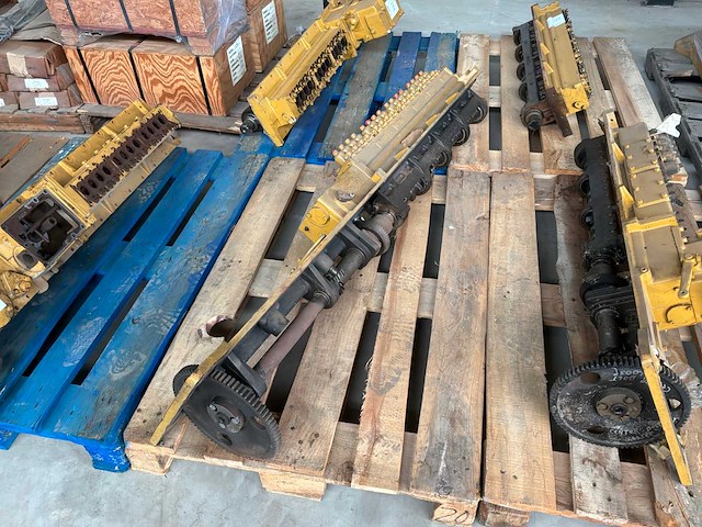 Caterpillar nokkenas - afbeelding 2 van  3