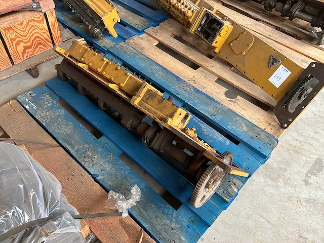 Caterpillar nokkenas - afbeelding 2 van  3