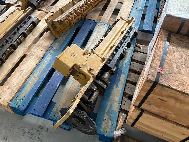 Caterpillar nokkenas - afbeelding 2 van  3