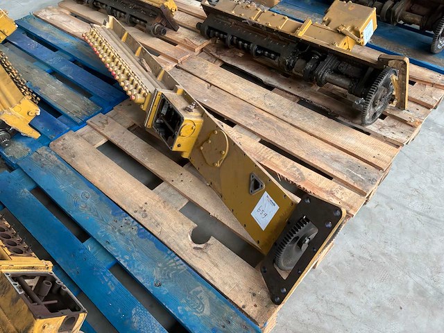Caterpillar nokkenas - afbeelding 1 van  2