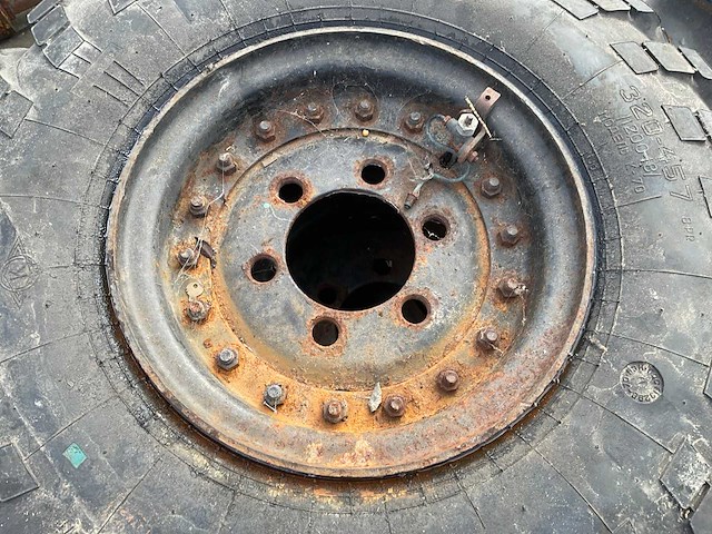 Cccp band, wiel en velg 3.20-457 unimog army - afbeelding 4 van  7