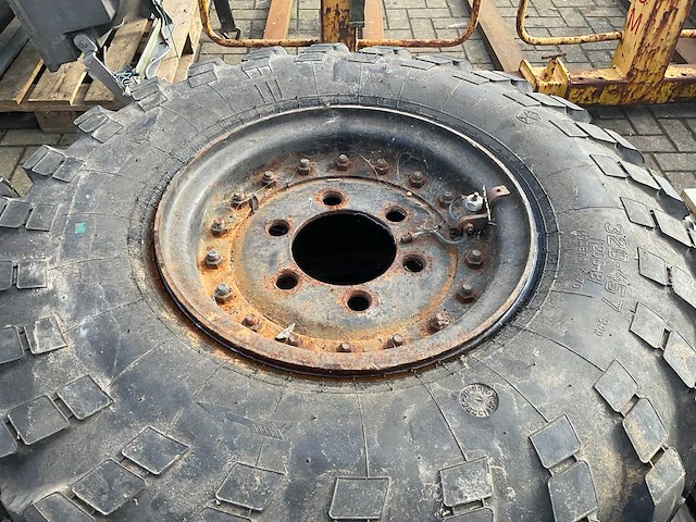 Cccp band, wiel en velg 3.20-457 unimog army - afbeelding 7 van  7