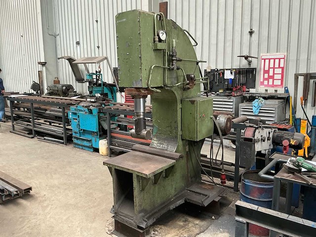 Cdw0010 hydraulische c-frame persmachine - afbeelding 1 van  24
