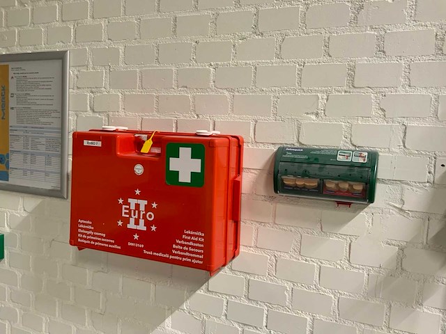 Cederroth / euro 2 ehbo-koffer en persoonlijke beschermingsmiddelen set - afbeelding 1 van  3