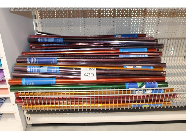 Celofaanrollen in diverse kleuren in mand. - afbeelding 1 van  2