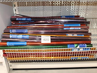 Celofaanrollen in diverse kleuren in mand. - afbeelding 1 van  2