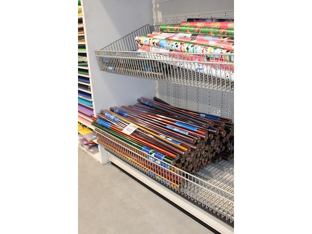 Celofaanrollen in diverse kleuren in mand. - afbeelding 2 van  2