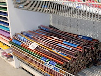 Celofaanrollen in diverse kleuren in mand. - afbeelding 2 van  2