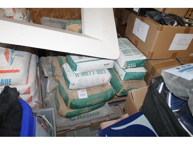 Cement en zandproducten waaronder porenbeton, zilverzand en grind op pallet. - afbeelding 1 van  5