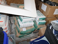 Cement en zandproducten waaronder porenbeton, zilverzand en grind op pallet. - afbeelding 1 van  5