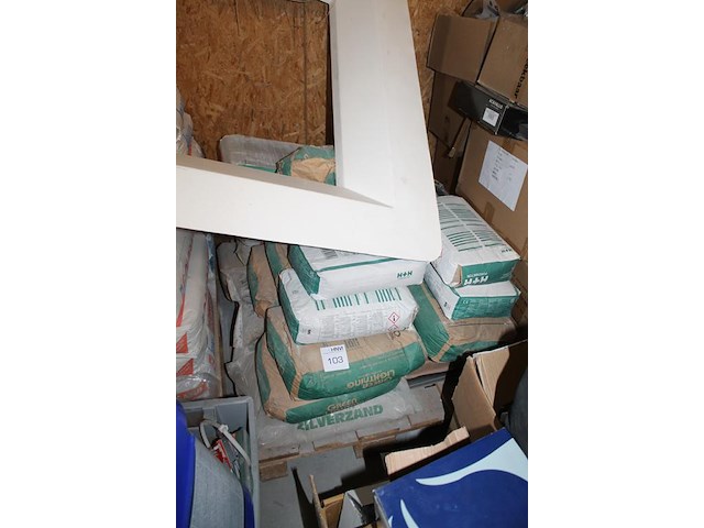 Cement en zandproducten waaronder porenbeton, zilverzand en grind op pallet. - afbeelding 2 van  5