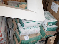 Cement en zandproducten waaronder porenbeton, zilverzand en grind op pallet. - afbeelding 2 van  5