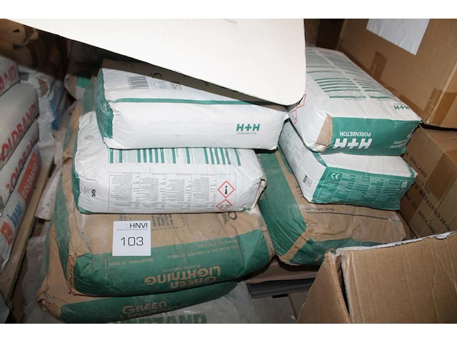 Cement en zandproducten waaronder porenbeton, zilverzand en grind op pallet. - afbeelding 3 van  5