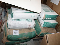 Cement en zandproducten waaronder porenbeton, zilverzand en grind op pallet. - afbeelding 3 van  5
