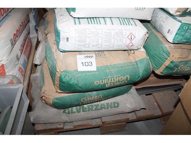 Cement en zandproducten waaronder porenbeton, zilverzand en grind op pallet. - afbeelding 4 van  5