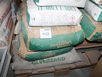 Cement en zandproducten waaronder porenbeton, zilverzand en grind op pallet. - afbeelding 4 van  5