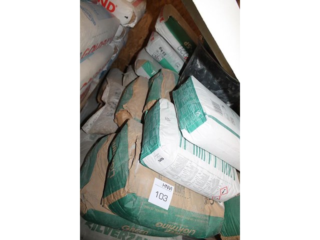 Cement en zandproducten waaronder porenbeton, zilverzand en grind op pallet. - afbeelding 5 van  5