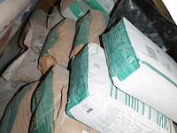 Cement en zandproducten waaronder porenbeton, zilverzand en grind op pallet. - afbeelding 5 van  5