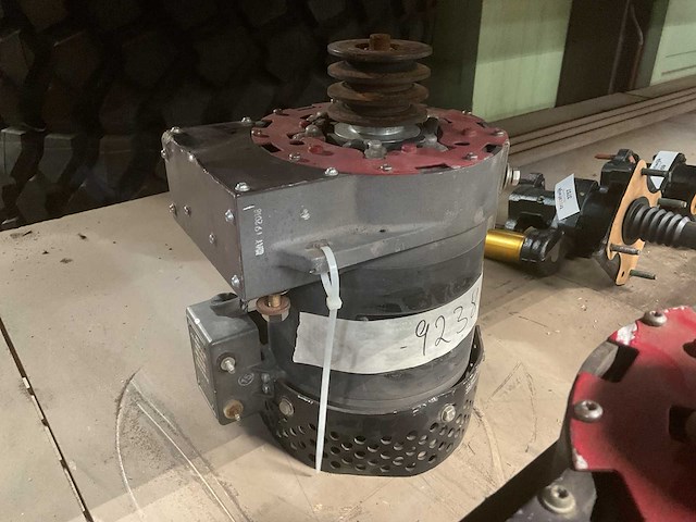 C.e.niehoff & co dual volt 14v & 28v generator - afbeelding 3 van  4