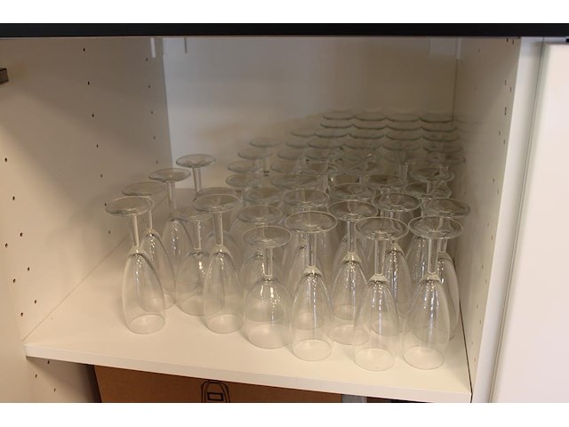 Champagne- en wijnglazen in kast. - afbeelding 1 van  2