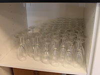 Champagne- en wijnglazen in kast. - afbeelding 1 van  2