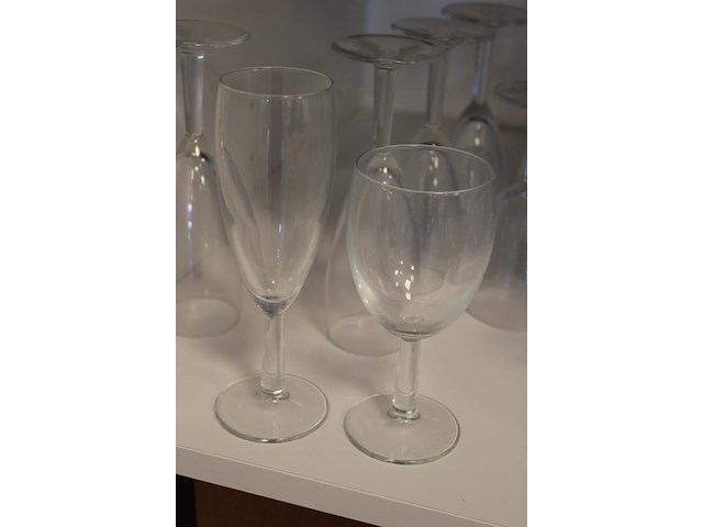 Champagne- en wijnglazen in kast. - afbeelding 2 van  2