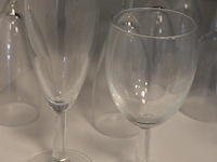 Champagne- en wijnglazen in kast. - afbeelding 2 van  2