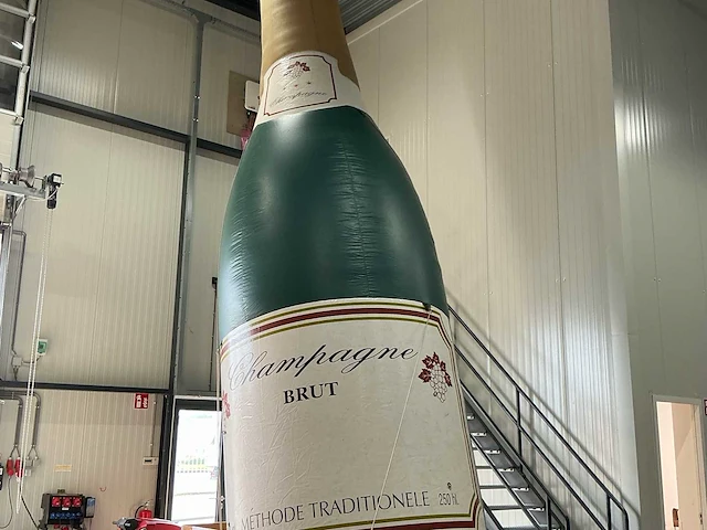 Champagnefles xxl 850cm opblaasbaar - afbeelding 8 van  12