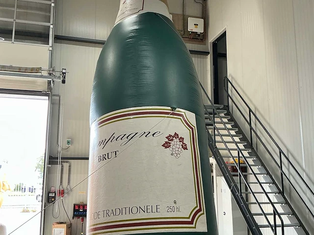 Champagnefles xxl 850cm opblaasbaar - afbeelding 9 van  12