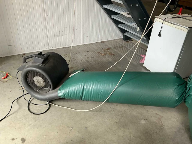 Champagnefles xxl 850cm opblaasbaar - afbeelding 12 van  12