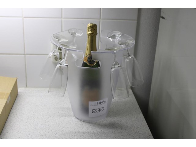 Champagnekoeler met champagne en glazen. - afbeelding 1 van  2