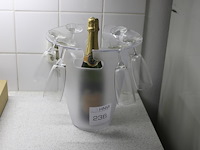 Champagnekoeler met champagne en glazen. - afbeelding 1 van  2