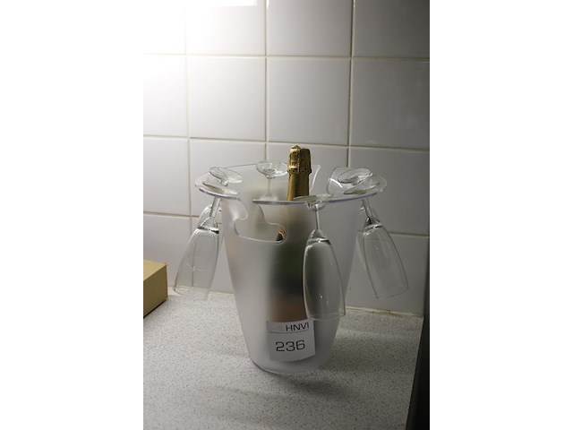 Champagnekoeler met champagne en glazen. - afbeelding 2 van  2