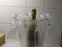 Champagnekoeler met champagne en glazen. - afbeelding 2 van  2