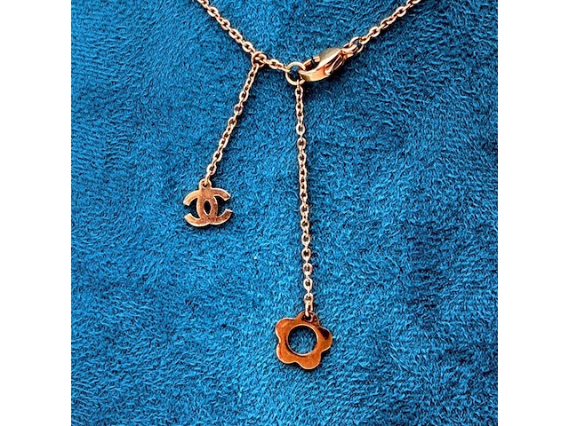 Chanel goldplated 'cc monogram' collier - inclusief doos - afbeelding 6 van  6