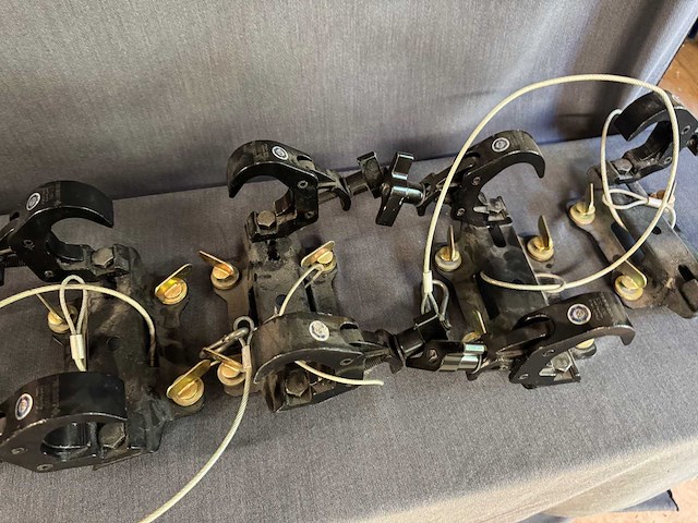 Chauvet omega brackets with trigger clamps and safety (6x) - afbeelding 1 van  1