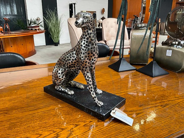 Cheetah sitting statue - afbeelding 2 van  4
