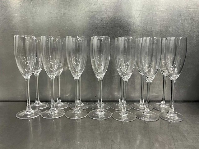 Chef & sommelier - cabernet tulip - glazenkrat met 24 champagneglazen (2x) - afbeelding 10 van  11