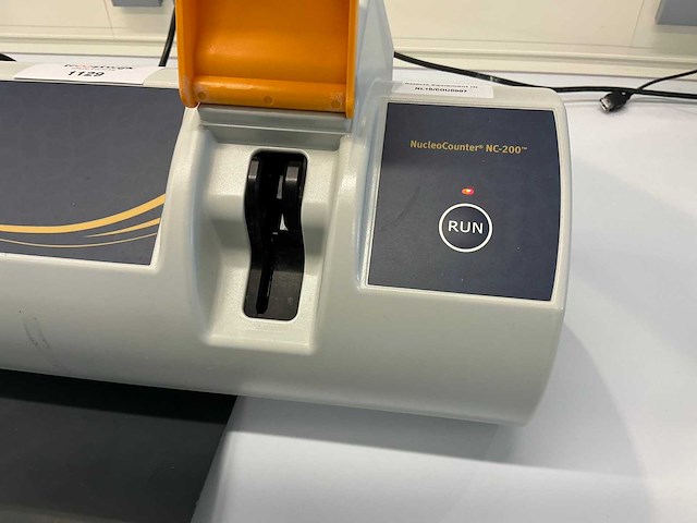 Chemometec nucleocounter nc-200 geautomatiseerde celteller met laptopstandaard - afbeelding 4 van  7