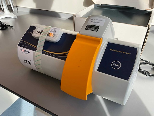 Chemometec nucleocounter nc-200 geautomatiseerde celteller met laptopstandaard - afbeelding 1 van  7