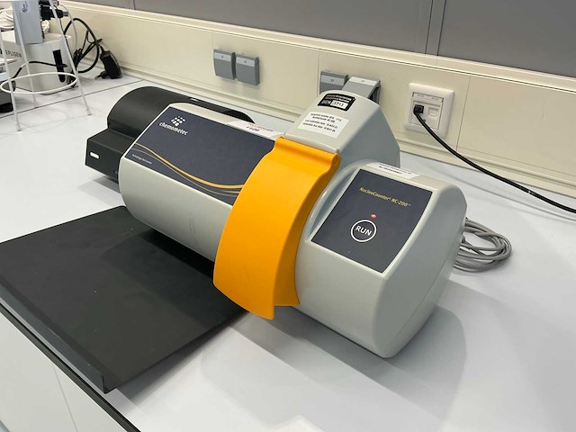 Chemometec nucleocounter nc-200 geautomatiseerde celteller met laptopstandaard - afbeelding 3 van  7