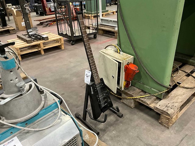 Cherrystone headless gitaar met standaard - afbeelding 1 van  3