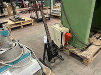 Cherrystone headless gitaar met standaard - afbeelding 1 van  3