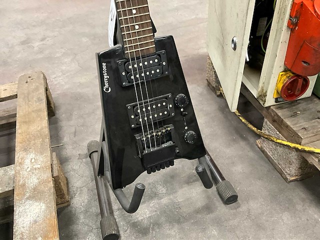 Cherrystone headless gitaar met standaard - afbeelding 3 van  3