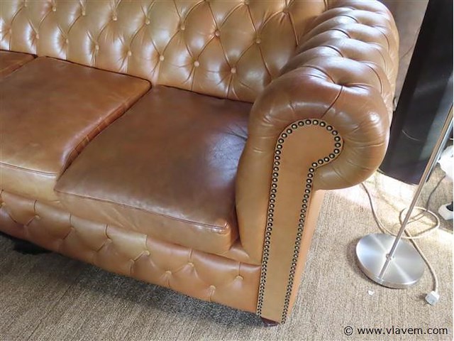 Chesterfield zetel d 90cm h 77cm b 205cm - afbeelding 2 van  9