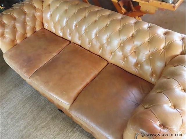 Chesterfield zetel d 90cm h 77cm b 205cm - afbeelding 8 van  9